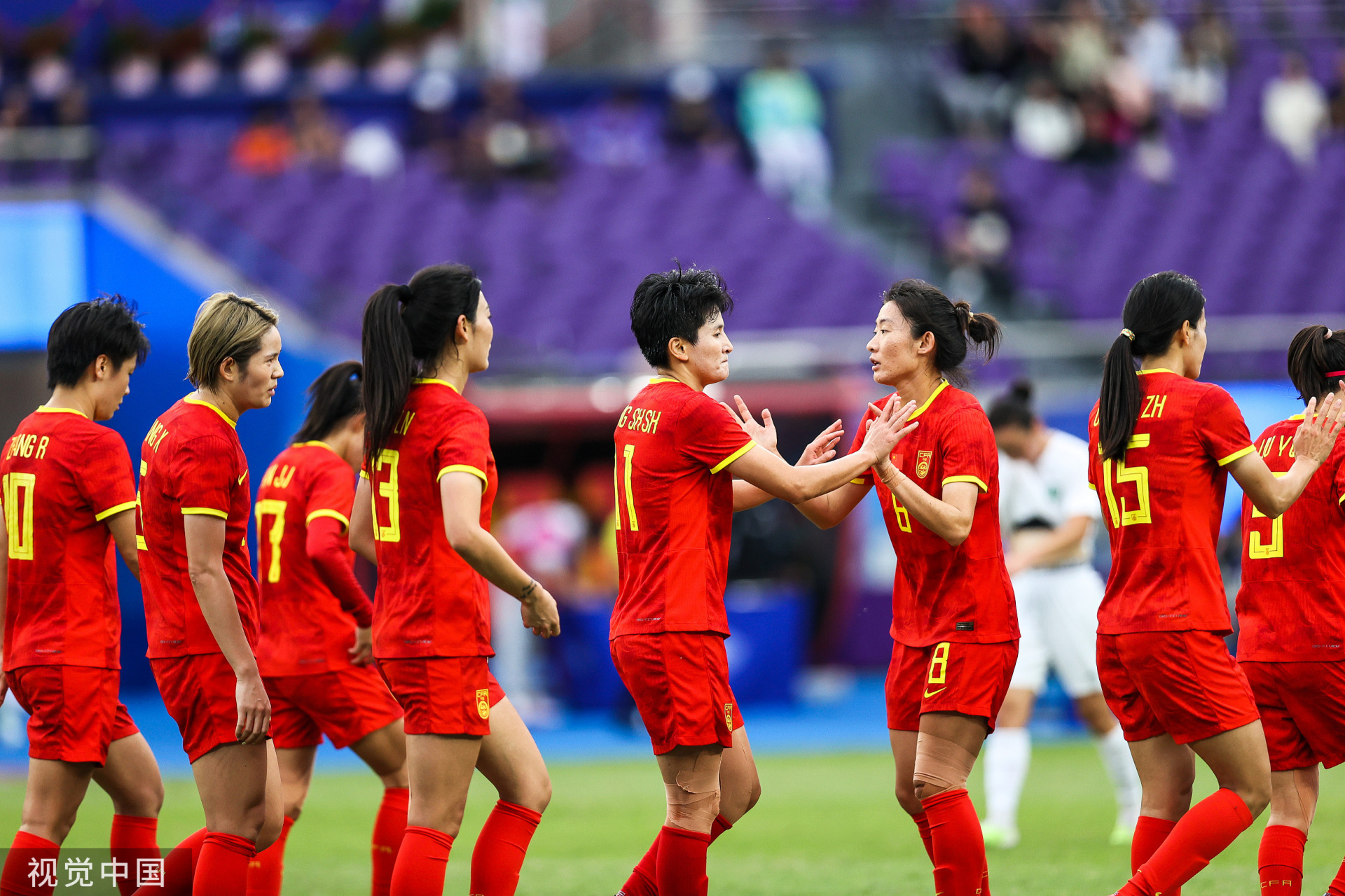 中国女足在比赛中斗志昂扬，战胜对手