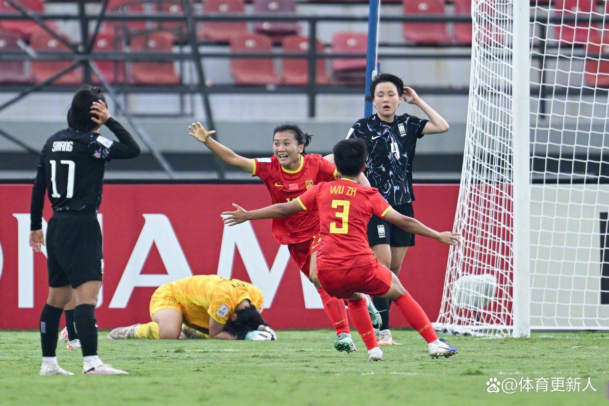 中国女足在比赛中斗志昂扬，战胜对手