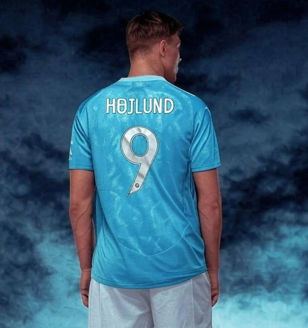 曼联力克AC米兰，莱万惊艳四座