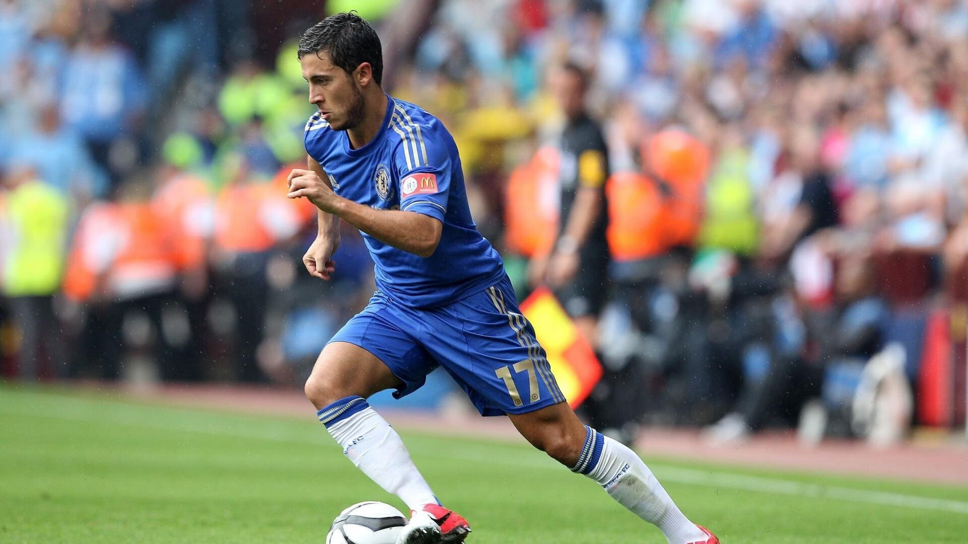 赛道与绿茵的交叉点，当黄喜灿在F1接管比赛，荷兰在末节带走拜仁