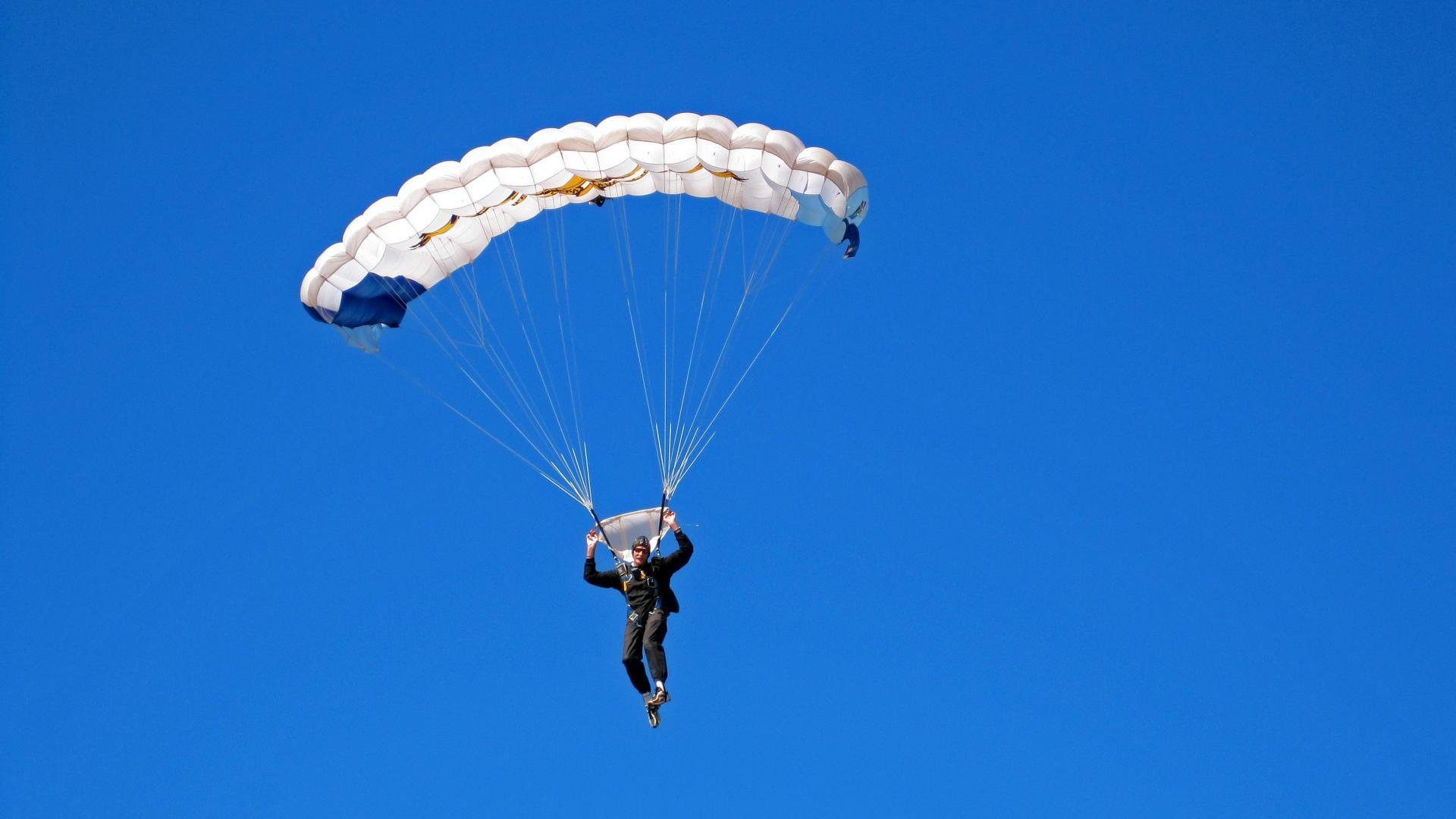 利拉德关键制胜，步行者火力压制独行侠，一场战术与意志的较量